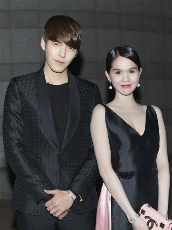 Năm 2014, Ngọc Trinh có dịp gặp gỡ mỹ nam Woo Bin khi tham gia Liên hoan người mẫu châu Á diễn ra tại sân vận động Olympic - Hàn Quốc. Tuy nhiên, gương mặt cùng tư thế tạo dáng của Woo Bin khiến không ít người nhầm tưởng Ngọc Trinh photoshop dể gây chú ý.