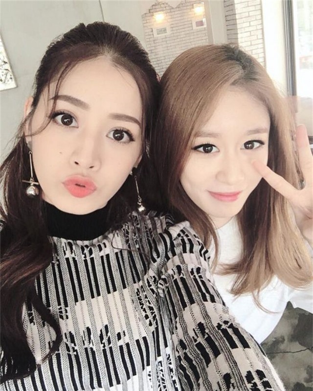 Không chỉ cùng ăn trưa, Chi Pu và Ji-yeon còn livestream với các fan rất vui vẻ.