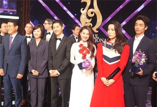 Mới đây, nữ diễn viên xinh đẹp Nhã Phương đã vinh dự nhận giải thưởng Ngôi sao châu Á - Asian Star tại Seoul International Drama Awards 2016. Diện tà áo dài trắng, Nhã Phương nhận được rất nhiều lời khen của truyền thông Hàn Quốc.
