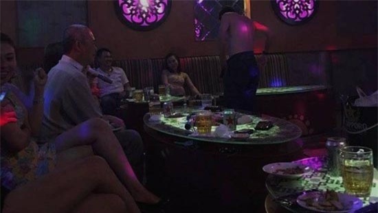 Phía sau cánh cửa karaoke-Kỳ 1: Những trò thác loạn thâu đêm của “khách làng chơi”