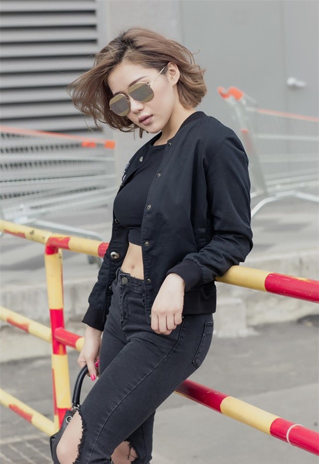 Bạn gái Tiến Đạt mặc hở bạo dạo phố Sài Gòn - Ảnh 1.