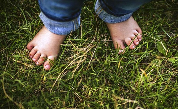 Chân trần chạm đất