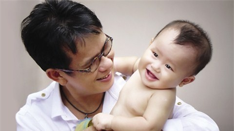 Những sao nam Việt 'chậm mà chắc' khi tái hôn với vợ trẻ 0