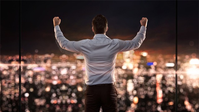 Người ăn xin không ngờ trở thành ông chủ vì một bông hoa hồng - Ảnh 2.