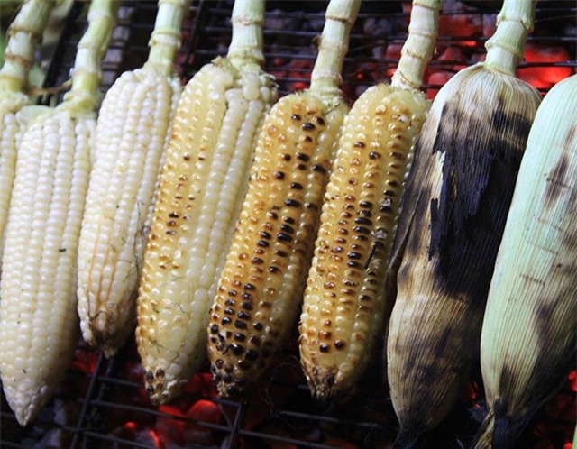 ngô nướng, quán ngô nướng, đứng xếp hàng chờ ăn ngô nướng, ngô nướng sài gòn