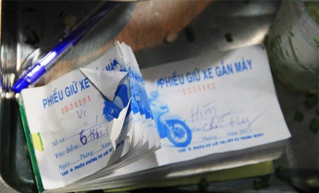 ngô nướng, quán ngô nướng, đứng xếp hàng chờ ăn ngô nướng, ngô nướng sài gòn