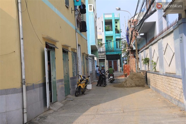 Bé gái hoảng loạn gào khóc chứng kiến cảnh bố cầm dao cứa cổ mẹ ngất xỉu - Ảnh 4.