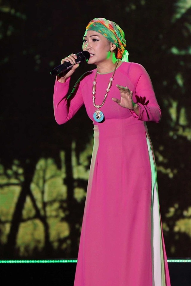 Phuong Thanh doi khan che dau troc tren san khau hinh anh 2