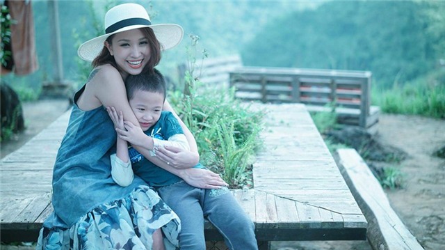 Hi�nh a�nh: MC Vân Hugo tìm `bình yên` trên núi trong chuyến du lịch cùng con trai tại Sapa s�� 6