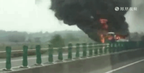 Xe khách chở 46 người bốc cháy ngùn ngụt trên đường cao tốc