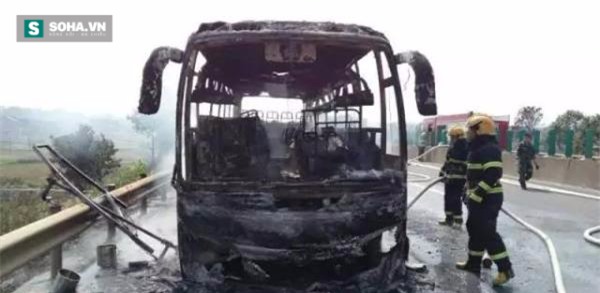 Xe khách chở 46 người bốc cháy ngùn ngụt trên đường cao tốc - Ảnh 2.