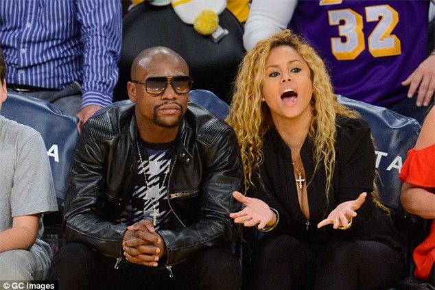 Cris Ronaldo tán tỉnh tình cũ của tay đấm triệu đô? - Ảnh 3.