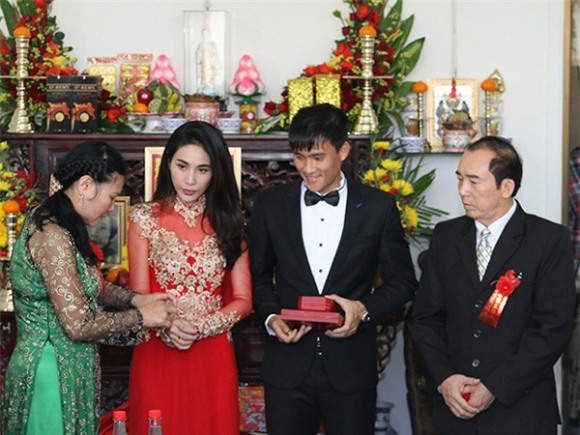 Những món quà độc - lạ mà mỹ nhân Việt được tặng trong ngày cưới 2
