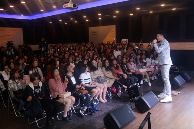 Là ca sĩ Việt đầu tiên tổ chức họp fan ở Hàn, Noo Phước Thịnh vẫn được hàng trăm khán giả vây kín ủng hộ - Ảnh 12.