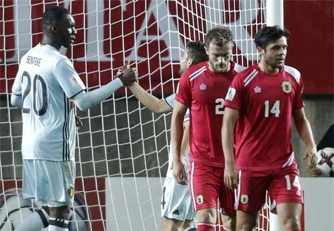 Benteke ăn mừng bàn thắng vào lưới Gibraltar