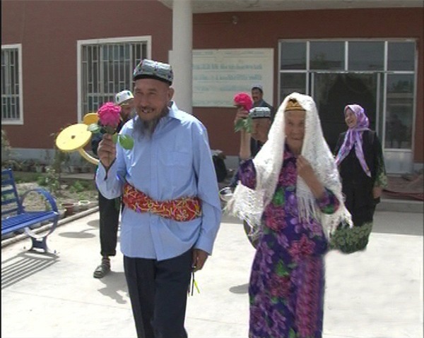 1 nam rong theo duoi, cuoi cung chu re 71 tuoi cung cuoi duoc co dau 114 tuoi - 4