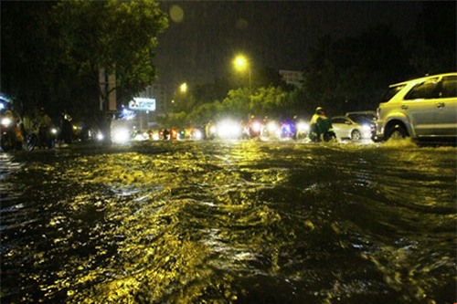 dem mai mien bac don khong khi lanh, sai gon nguy co ngap nang - 1
