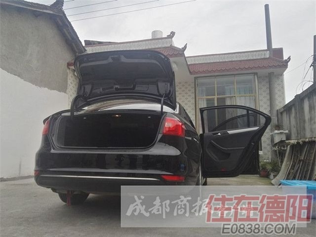 Chui vào cốp xe của bố chơi, 4 đứa trẻ mất mạng thương tâm - Ảnh 2.