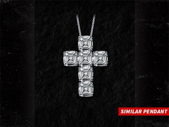 Tìm thấy mặt dây chuyền hơn 700 triệu bị nghi của Kim Kardashian 2