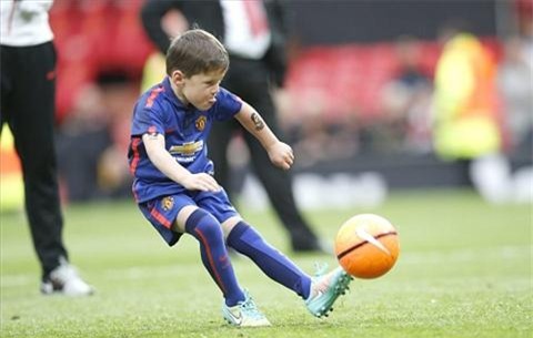 Con trai Wayne Rooney gia nhap doi tre Manchester United hinh anh 2