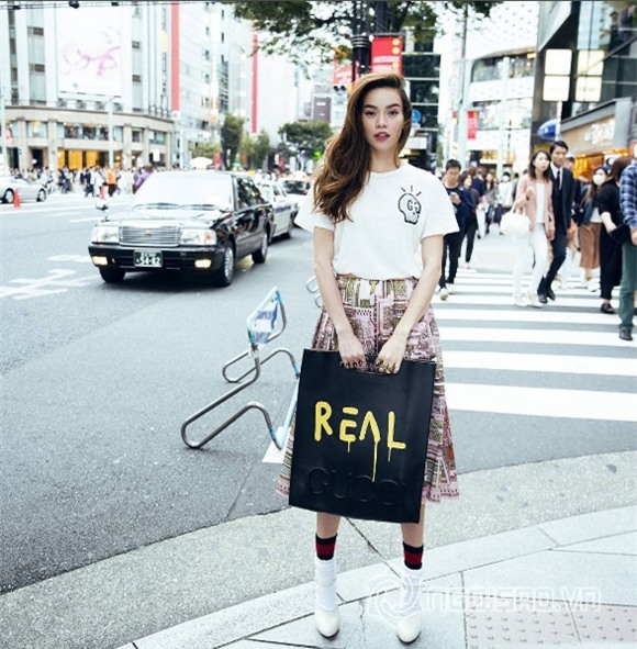 Hà Hồ khoe túi hiệu 1
