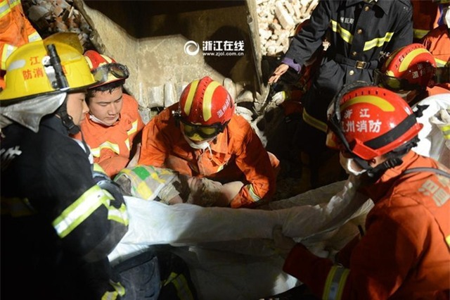 Cứu hộ lặng người khi tìm thấy bé gái sống sót giữa thi thể lạnh ngắt của cha mẹ trong đống đổ nát - Ảnh 3.