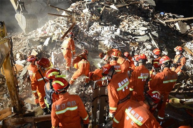 Cứu hộ lặng người khi tìm thấy bé gái sống sót giữa thi thể lạnh ngắt của cha mẹ trong đống đổ nát - Ảnh 6.