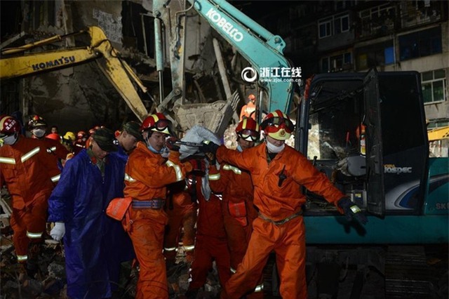 Cứu hộ lặng người khi tìm thấy bé gái sống sót giữa thi thể lạnh ngắt của cha mẹ trong đống đổ nát - Ảnh 7.