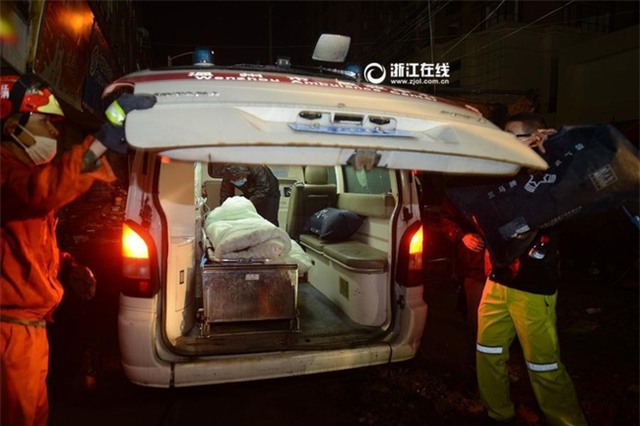 Cứu hộ lặng người khi tìm thấy bé gái sống sót giữa thi thể lạnh ngắt của cha mẹ trong đống đổ nát - Ảnh 8.