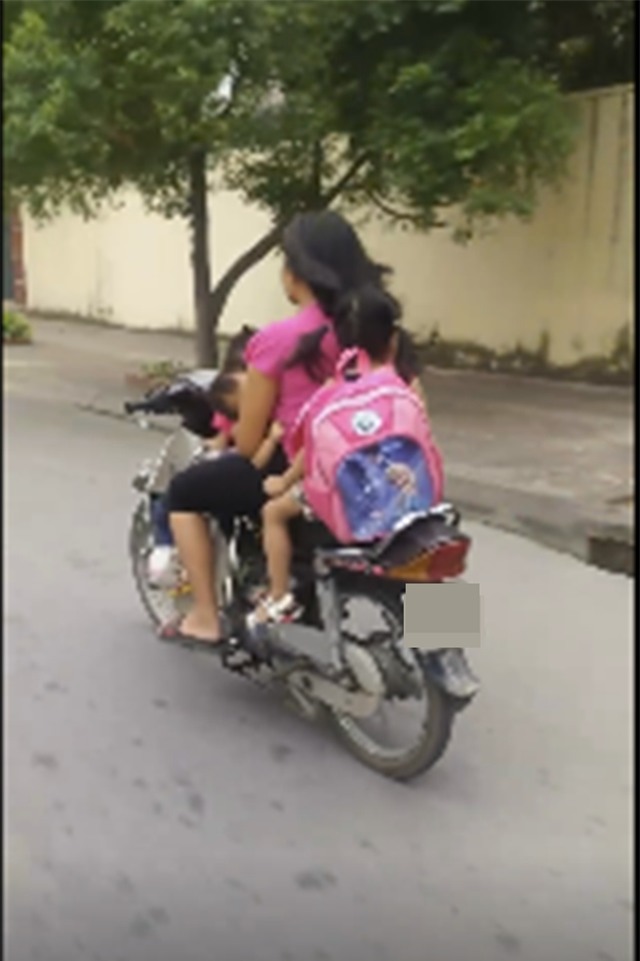 Clip: Người mẹ chạy xe máy bằng một tay, một tay bế con bú khiến người đi đường sợ hãi - Ảnh 1.