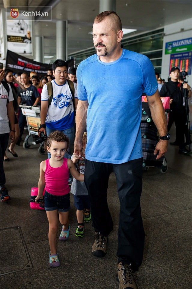 Hoa khôi Diệu Ngọc cùng hàng trăm người hâm mộ ra sân bay đón huyền thoại MMA đến Việt Nam - Ảnh 3.