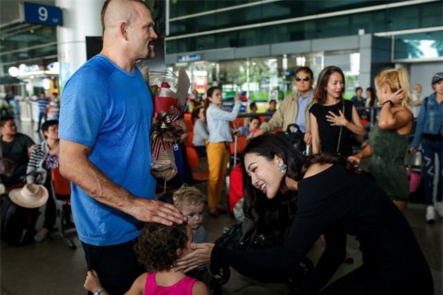 Hoa khôi Diệu Ngọc cùng hàng trăm người hâm mộ ra sân bay đón huyền thoại MMA đến Việt Nam - Ảnh 5.