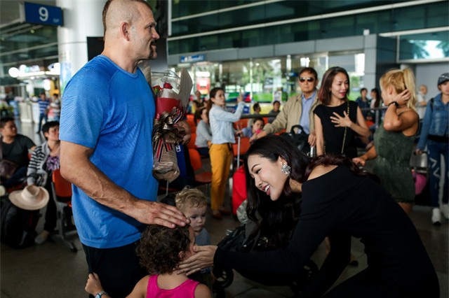 Hoa khôi Diệu Ngọc cùng hàng trăm người hâm mộ ra sân bay đón huyền thoại MMA đến Việt Nam - Ảnh 5.