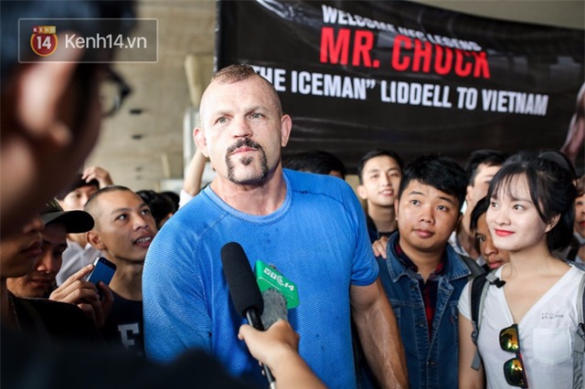 Hoa khôi Diệu Ngọc cùng hàng trăm người hâm mộ ra sân bay đón huyền thoại MMA đến Việt Nam - Ảnh 6.