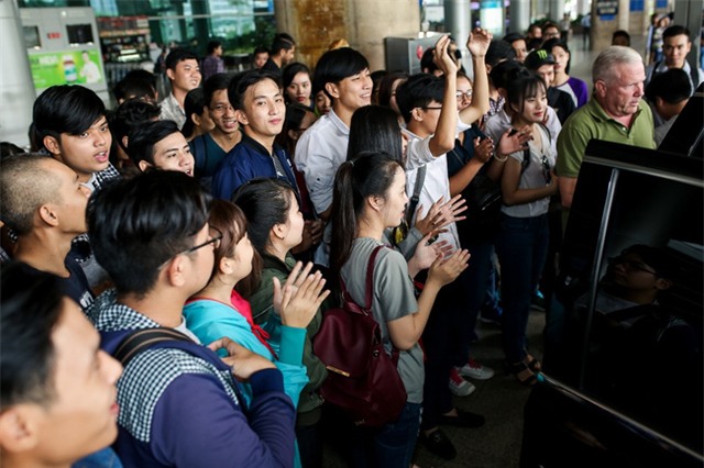 Hoa khôi Diệu Ngọc cùng hàng trăm người hâm mộ ra sân bay đón huyền thoại MMA đến Việt Nam - Ảnh 7.