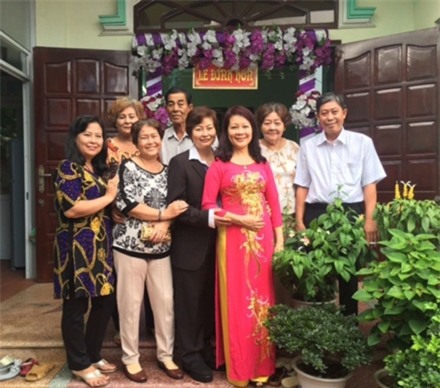 Buổi lễ đính hôn của cặp đôi đồng tính với sự có mặt của 2 bên gia đình.