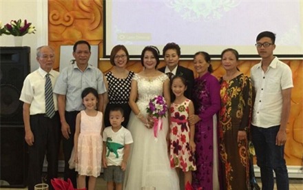 Hai chị hạnh phúc vì tình yêu được gia đình, bạn bè thừa nhận, chúc phúc.