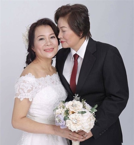 Cô dâu rạng ngời trong ngày cưới. Đám cưới đồng tính của 2 người phụ nữ U50 từng gây bão trên mạng xã hội.