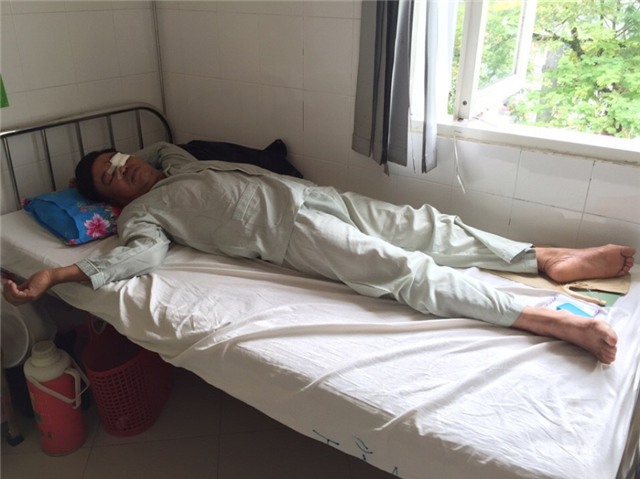 bi danh hong mat vi noi “em dua mic cho anh hat bai” hinh anh 1