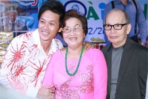 Hoài Linh hạnh phúc bên bố mẹ