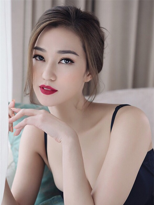 khanh-my-dien-noi-y-khoe-duong-cong-trong-phong-ngu-3