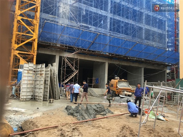 Giây phút giàn giáo công trình đổ sập khiến 6 người thương vong - Ảnh 4.