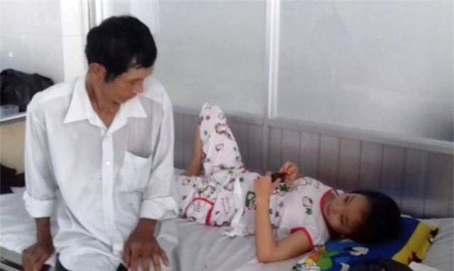 Nu sinh bi danh hoi dong phai nhap vien cap cuu: Thay co thua nhan su that