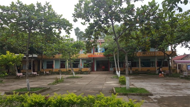 Nhiều gia đình có con đang theo học tại trường THCS Vĩnh Sơn có hoàn cảnh còn khó khăn nên việc kiếm ra số tiền vài trăm ngàn đồng để nộp quỹ xây dựng trường cũng không hề dễ dàng.