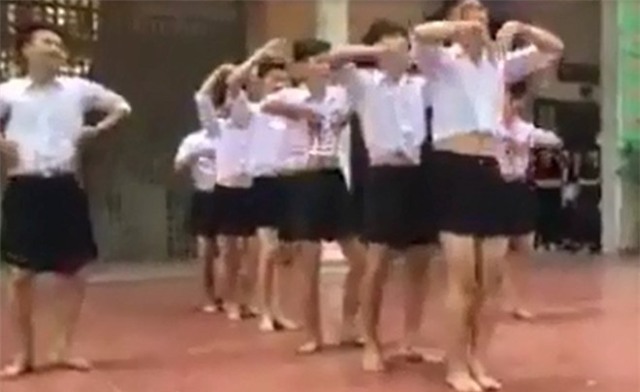 8 nam sinh Ha Noi mac vay nhay tai truong hoc hinh anh 1