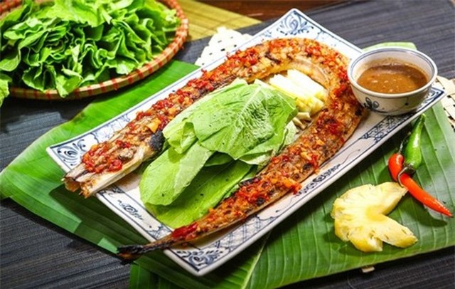 Cua Hoàng đế, vi cá mập, cá anh vũ, món ăn đắt tiền, đại gia, thú chơi, hải sản tiền triệu, tôm hùm,