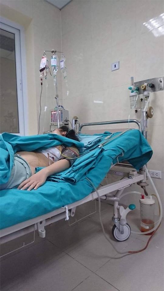 sắt cắm vào ngực, bệnh viện E