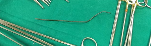 sắt cắm vào ngực, bệnh viện E