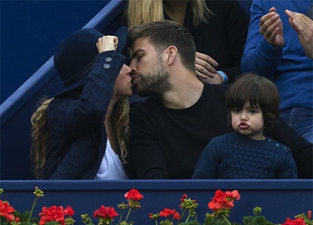 Pique tự nhận mình ngốc nghếch sau tin nhắn đầu tiên tán tỉnh Shakira - Ảnh 1.