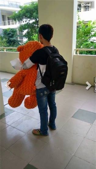 Tỏ tình không thành công, nam sinh tức tối ném gấu từ tầng 4 xuống - Ảnh 1.